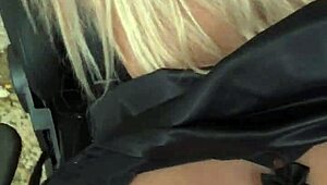 mulher presenteia marido com INTEADA loirinha sex toy in casual outdoor play