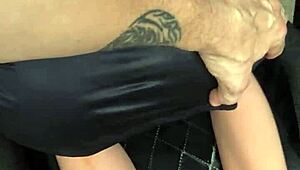 mulher presenteia marido com INTEADA loirinha sex toy in casual outdoor play