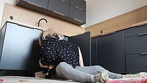 مليئة بالذنب والإثارة خانت زوجي مع سباك متزوج في المطبخ