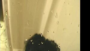 Ébène amatrice caribéenne suce en douche pendant bain avec theshimmyshow et foxy roxy.