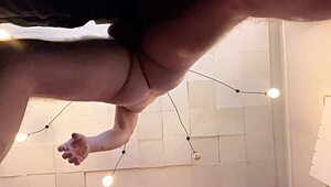 Visão POV debaixo de mim na cama fodendo missionário com pau grande e tirando pra gozada pingando creampie