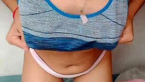 Fångade Selene naken hemma, böjer sig för voyeur-grannen att glo på lilla röv och små tuttar