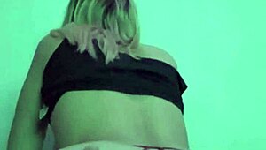 Hei, menin naapurille sokerin perään mut hän nussi mut kovaa orgasmiin ja runkasi tisseille 😈