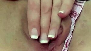 MILF incroyable gémit fort en chevauchant des dildos en profondeur