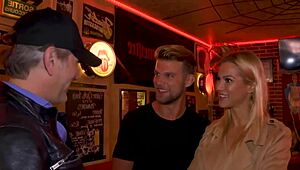 Черри Кисс эта блондинка такая развратная любит трахаться доггистайл!