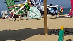 Hey, tjek denne frække bikinislut på stranden 😏