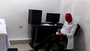 Geile dokter begint meteen te rukken na schattige patiënt