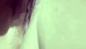 Hoe heerlijk is het om een rijpe kut te likken? vraagt hij terwijl ze anaal neuken in doggystyle in de sportschool met Latina huisvrouwen swingers