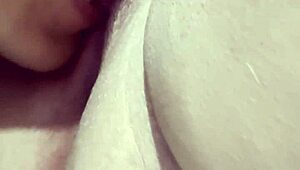 Hoe heerlijk is het om een rijpe kut te likken? vraagt hij terwijl ze anaal neuken in doggystyle in de sportschool met Latina huisvrouwen swingers