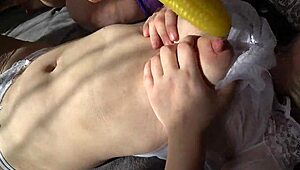 Что бывает, когда любительские милфы-лесби начинают утренний прелюдий в секси-белье?