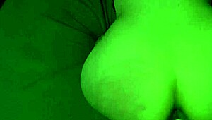 큰 엉덩이 밀프가 POV 도그스타일로 거대한 정액 맞는 거 사랑해