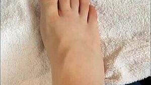 hablando con mis seguidores y muestro mis pies en un video casero