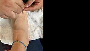 hablando con mis seguidores y muestro mis pies en un video casero