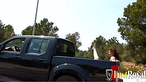 Kan små tutta slampa Lizzy Doll dela den kuken med stygg blondin?