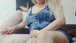 Mehki tič se strdi od handjoba z belimi nohti