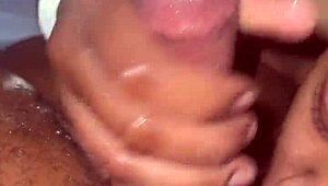 Tasha Triple B înghite adânc pula mare de tătic cu muie BBW și haine rupte 😈