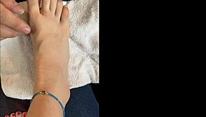 hablando con mis seguidores y muestro mis pies en un video casero