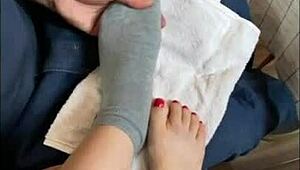 hablando con mis seguidores y muestro mis pies en un video casero