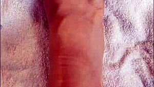 hablando con mis seguidores y muestro mis pies en un video casero