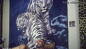 ¡Ven el morbo detrás de cámaras con esta morena gafas tetas grandes en máquina italiana de su primer porno!