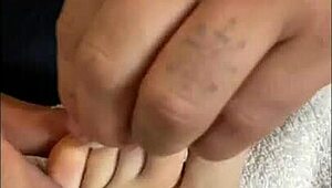 hablando con mis seguidores y muestro mis pies en un video casero
