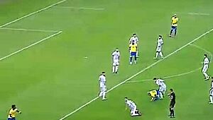 Почему эта горячая аргентинка принимает от молодого парня 18+ вот так?