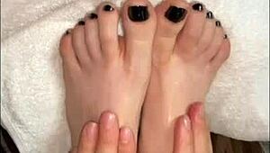 hablando con mis seguidores y muestro mis pies en un video casero