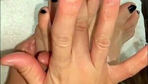 hablando con mis seguidores y muestro mis pies en un video casero