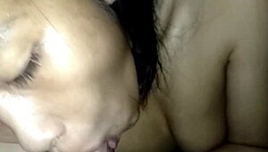 Amateur-Studentin zeigt rasierte enge Fotze beim feuchten Blowjob-Tease