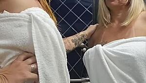 Эй, мы с блондинкой дразним фотографа у бассейна, чтоб заплатил иначе 😉