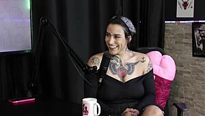 Jeune Brésilienne 18+ Lexi Mallett en lingerie rouge transparente prend double pénétration en groupe swinger avec grosse bite et plug avalé