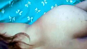 В этом домашнем тройке две очень горячие лесбиянки получают фейсал кумшот от удачливого латиноса