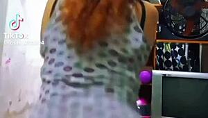 Hey schau wie heiße Ehefrau ihren Stiefvater dominiert indem sie ihn cuckoldet Creampie fressen in Keuschheit zwingt und mit POV Blowjob und hartem Fick verführt