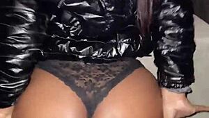 Latina caliente con grandes tetas naturales se la follan después de subir a la casa 🔥