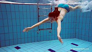 Vau, katso Martinan sinistä bikinia ja sitä tiukkaa pillua veden alla!