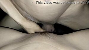 Priča o tome kako joj trlja klitoris pre nego što je jebe prvi put