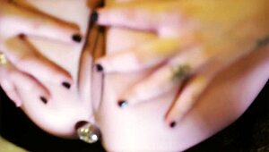 Aku Telanjang di Tempat Tidur Pamer Tits Gede dan Kurva Brunette dengan Jilat Goda