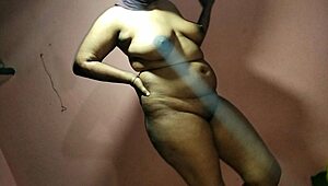 Oh jee, ik nam mijn bhabhi mee naar dat VIP hotel en we hadden zo'n intense neukpartij daar.