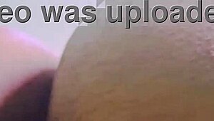 Ung indisk 18+ bøjer sig frem og viser våd fisse i solo leg