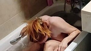 Ai löydän tyttöystävän kaverin alastomana kylpyammeessa ja petän levittäen hänen märät pilluhuulensa alusvaatteissa