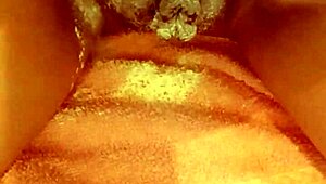 Döller Vücuduma talk pudrası sürmek her şeyi ıslak ve şehvetli yapıyor bayılıyorum.