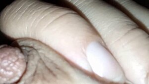 Emosi dalem liat brunette peras susu tetek alami main balon intim