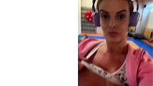 Amatör mogen milf med stora tuttar som femdom-mistress piskar sin underkastade hora i POV