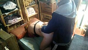 Saya bongkok pakai thong supaya teman lelaki saya kongkek doggystyle, rasa setiap dorongan dalam yang buat saya mahu lagi dari kontol kerasnya dalam pepek basah Latina saya