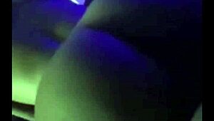 Preplnený túžbou ako manželka jazdí na mojom veľkom čuráku v kovbojke, kým lížem jej oholená pičku.