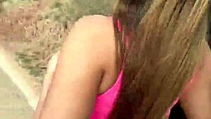 Pareja lesbiana explora lamida de coño en caminata montañosa con Sara Retali y La Paisita
