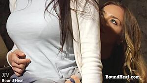 Ей, виж наведената голяма задник лезбийска робиня как поема страпон супер дълбоко в путката!