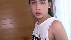 Gledal sem to sladko tajsko ladyboy kurbo, kako dela blowjob potem jebe moj veliki kurac bareback v POV analnem jebanju