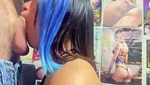 chica universitaria colombiana chupando verga enorme con pasión, recibiendo facial y lamiendo bolas