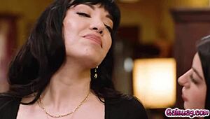 Hei, liat Gal Ritchie godain bosnya Little Puck pake jari dan muncrat di kantor